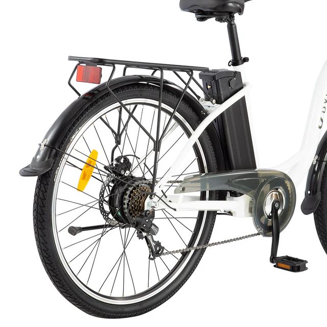 Gros plan sur la roue arrière d'un vélo électrique blanc. Porte-bagages, feu arrière, protège-chaîne et batterie.