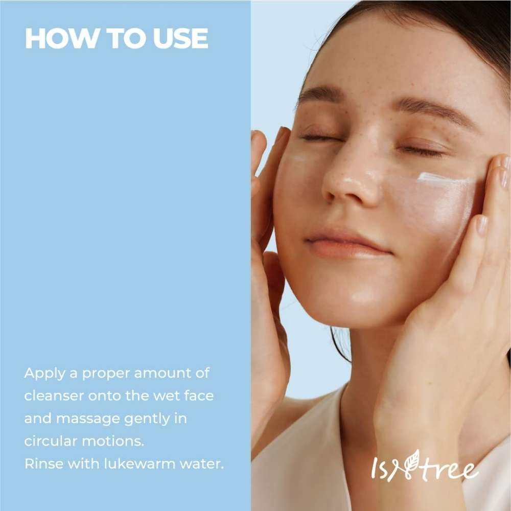 Femme aux yeux fermés appliquant un nettoyant pour le visage. Instructions d'utilisation.