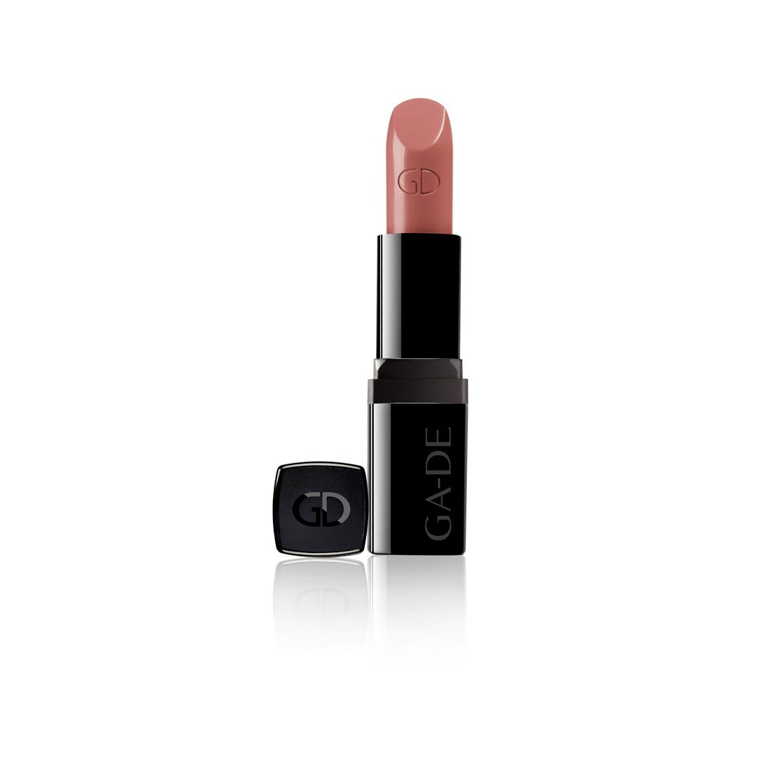 Lichtroze lippenstift in een open zwarte huls. Het GD-logo is zichtbaar op de lippenstift en de dop. De naam GA-DE staat op de huls.