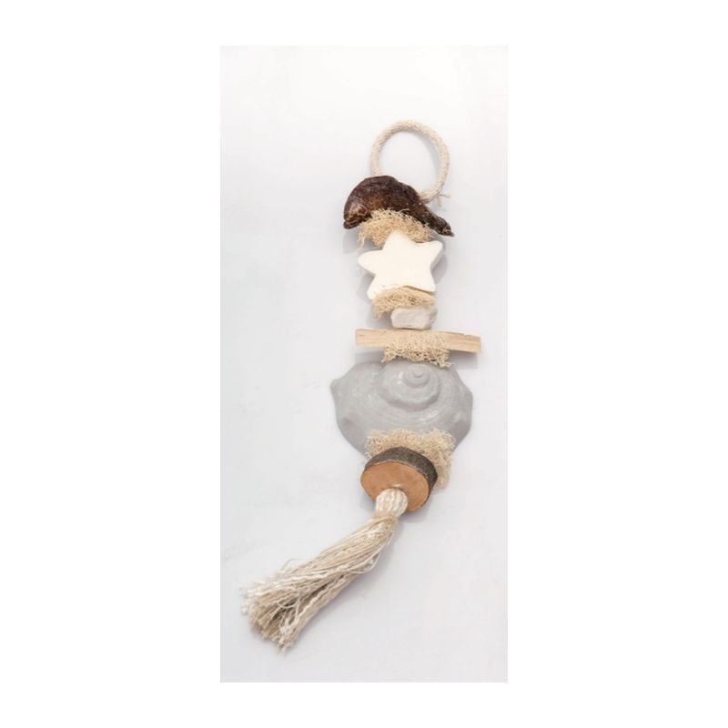 Decoratief object met schelpvorm, ster, hout en kwast. Natuurlijke materialen, beige en bruine tinten.