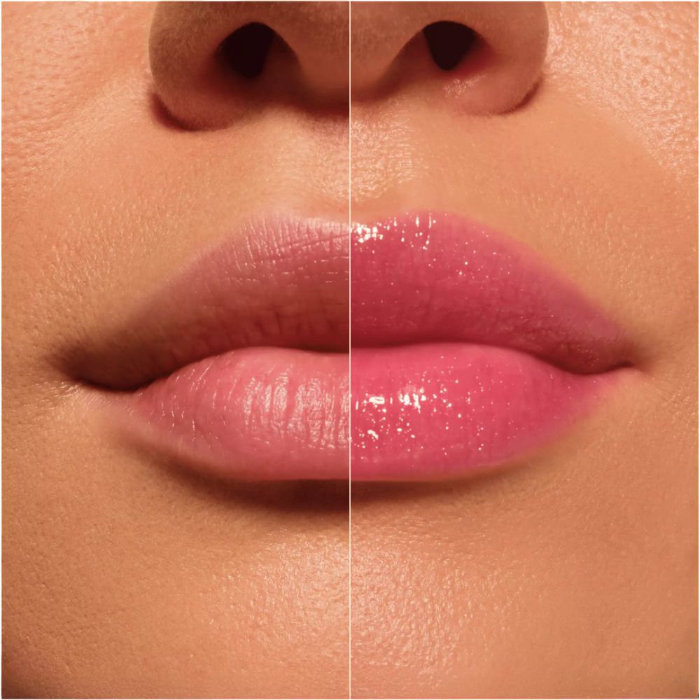 Lippen, ongeschminkt links, met roze glans rechts. Close-up.