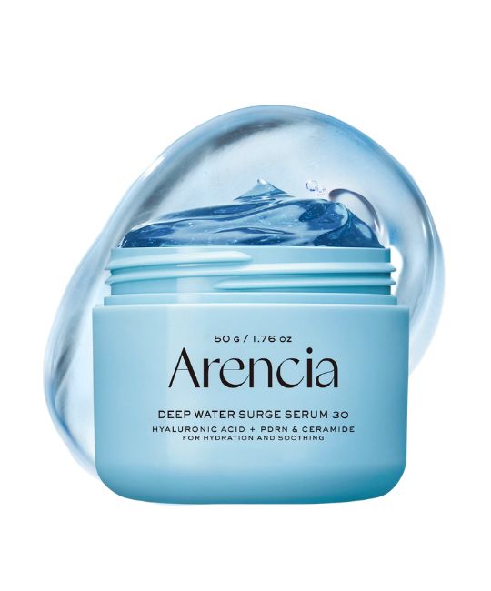 Lichtblauw potje met Arencia Deep Water Surge Serum 30, 50g. Bevat hyaluronzuur en ceramide.
