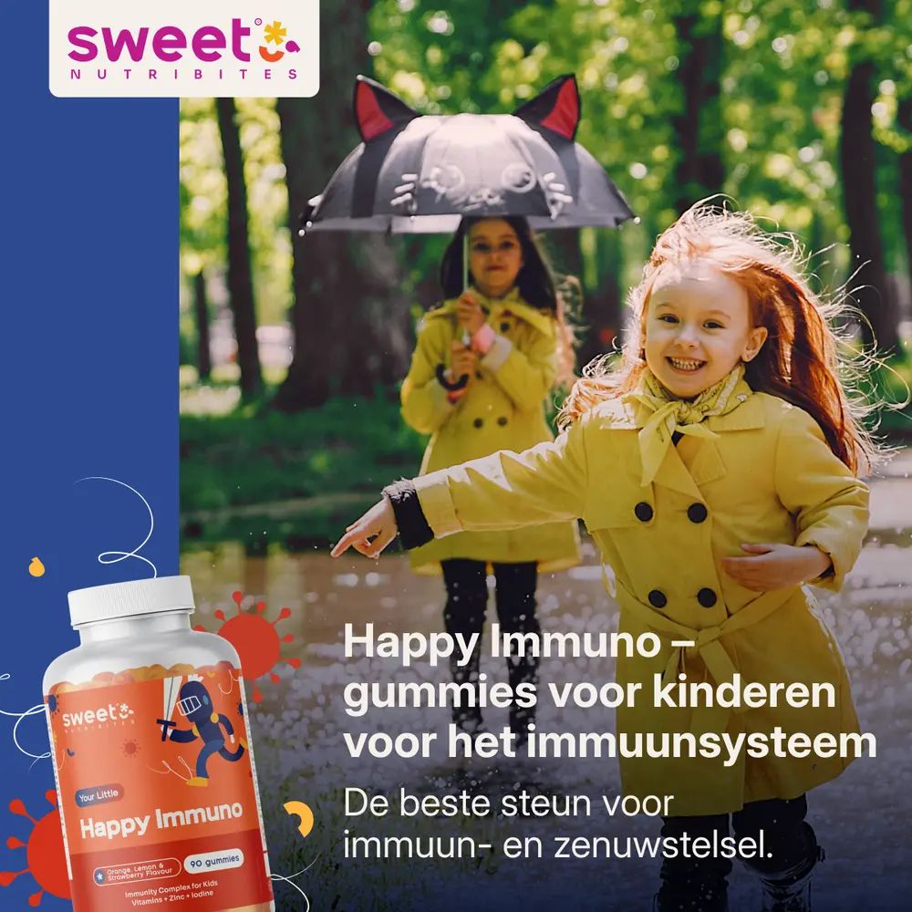 Twee meisjes in de regen. Eén wijst naar een fles Happy Immuno. Productnaam en logo.