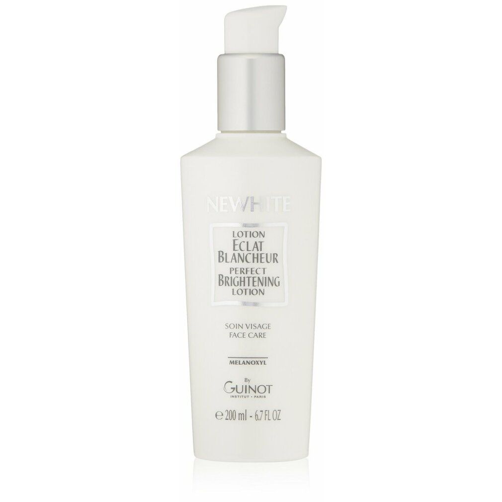 Witte fles met pomp. Opschrift NEWWHITE, LOTION ÉCLAT BLANCHEUR, PERFECT BRIGHTENING LOTION. Merk Guinot.