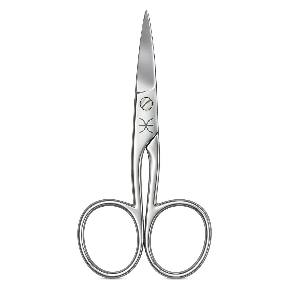 Ciseaux à ongles en métal argenté. Lames pointues, poignées arrondies. Logo gravé sur le corps des ciseaux.