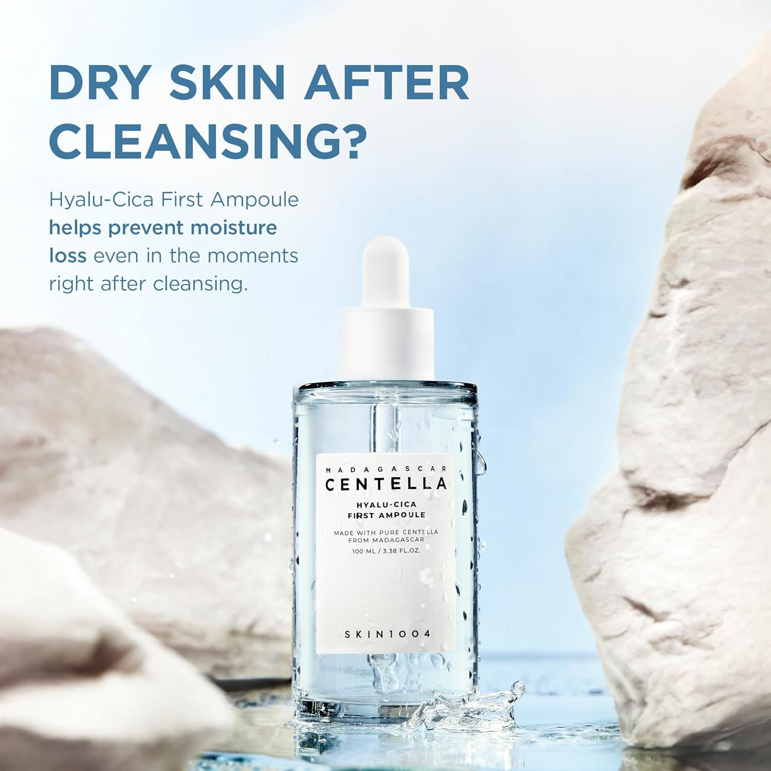Serumflesje voor rotsen. Opschrift: HYALU-CICA FIRST AMPOULE. Tekst: Droge huid na reiniging?