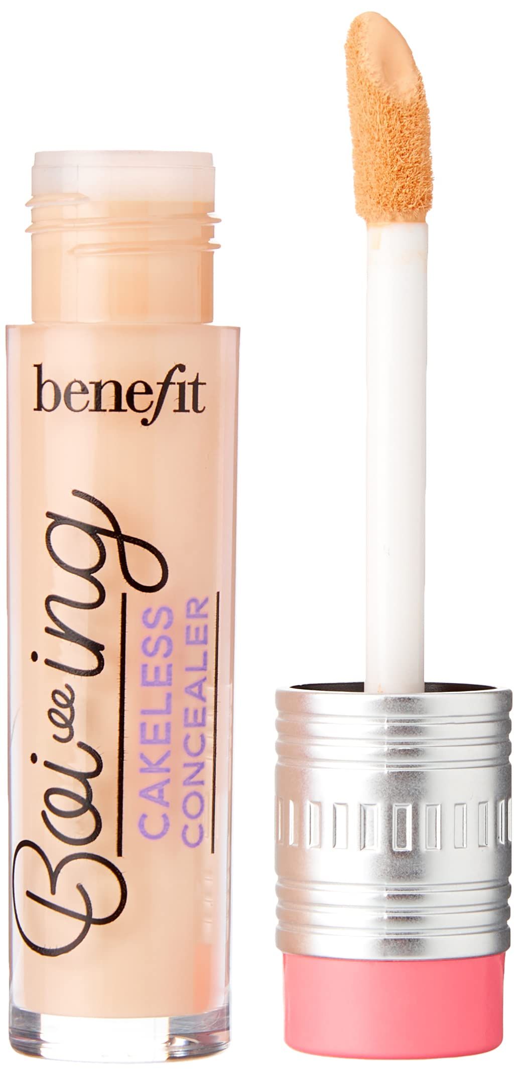 Tube de correcteur avec applicateur. Bouchon argenté et base rose. Nom et désignation du produit.
