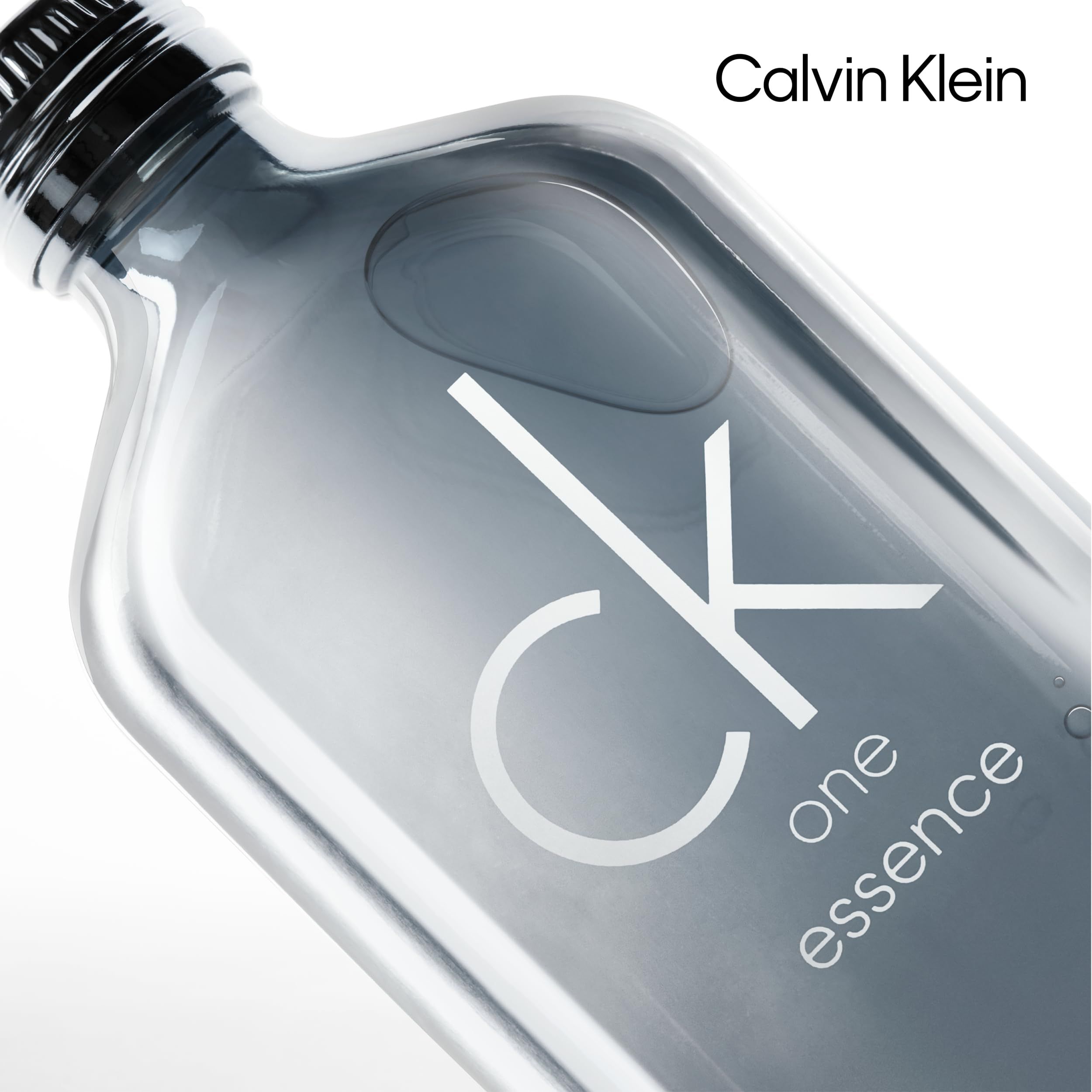 Fles Calvin Klein CK One Essence. Schuine weergave, zilveren dop, wit logo en tekst. Calvin Klein-logo rechtsboven.
