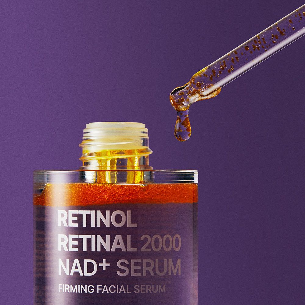 Fles met Retinol Retinal 2000 NAD+ serum en druppelaar met druppelend serum.