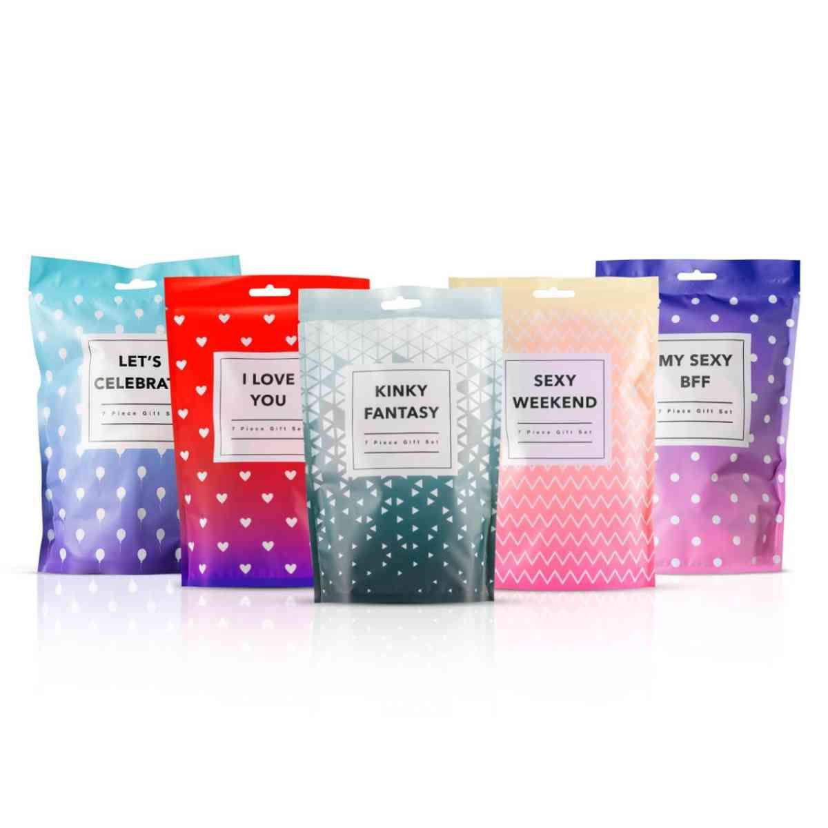 Vijf cadeauzakjes met verschillende ontwerpen en teksten. Opschriften: LET'S CELEBRATE, I LOVE YOU, KINKY FANTASY, SEXY WEEKEND, MY SEXY BFF.