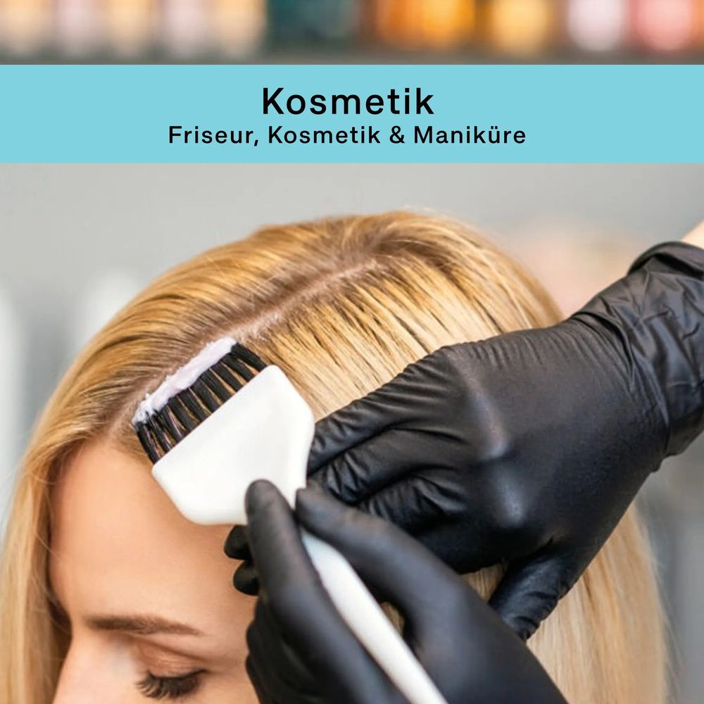 Mains gantées de noir appliquant de la couleur sur les cheveux. Texte: Cosmétiques, coiffeur, cosmétiques et manucure.