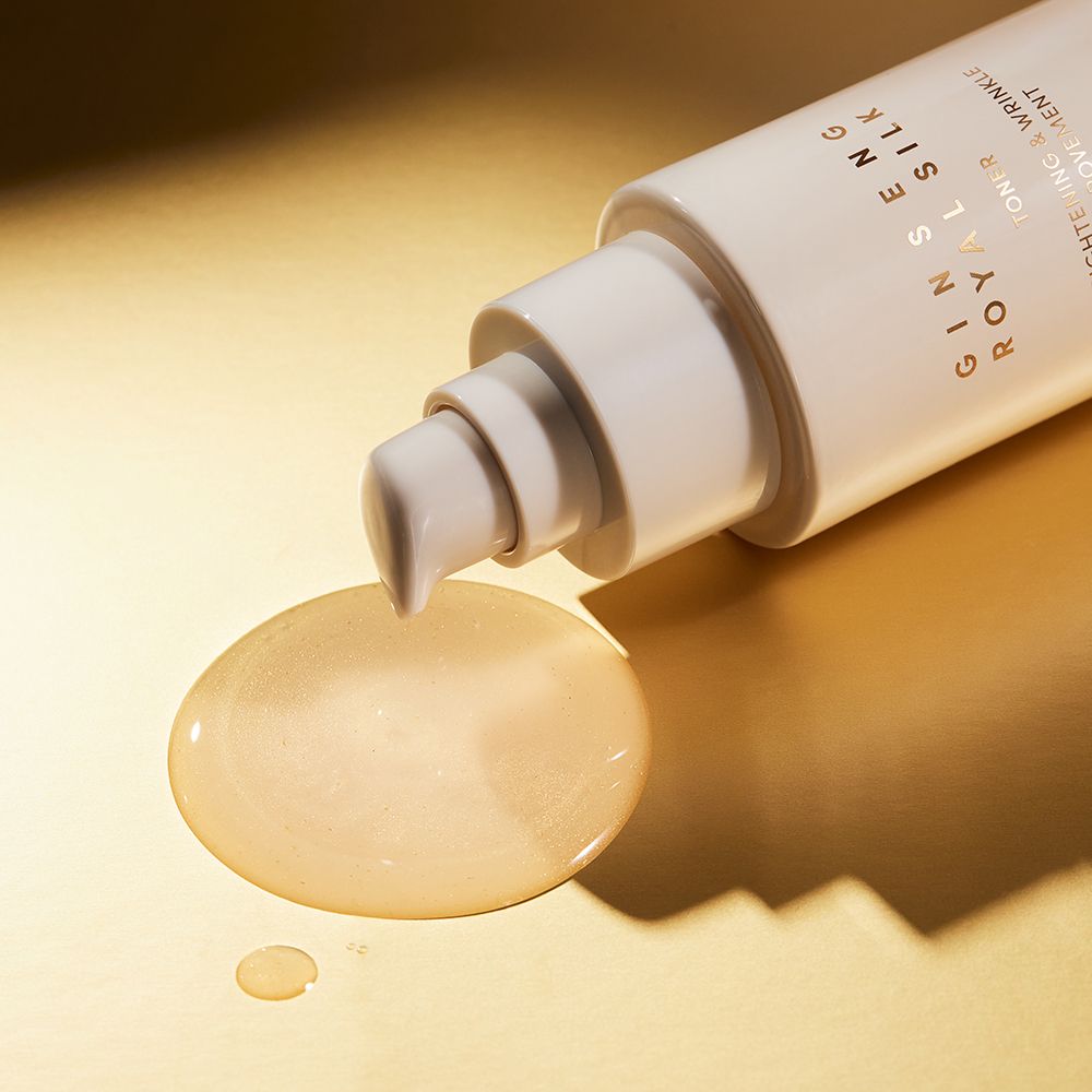 Flacon beige avec pompe, liquide sur fond doré. Texte: Ginseng Royal Silk.