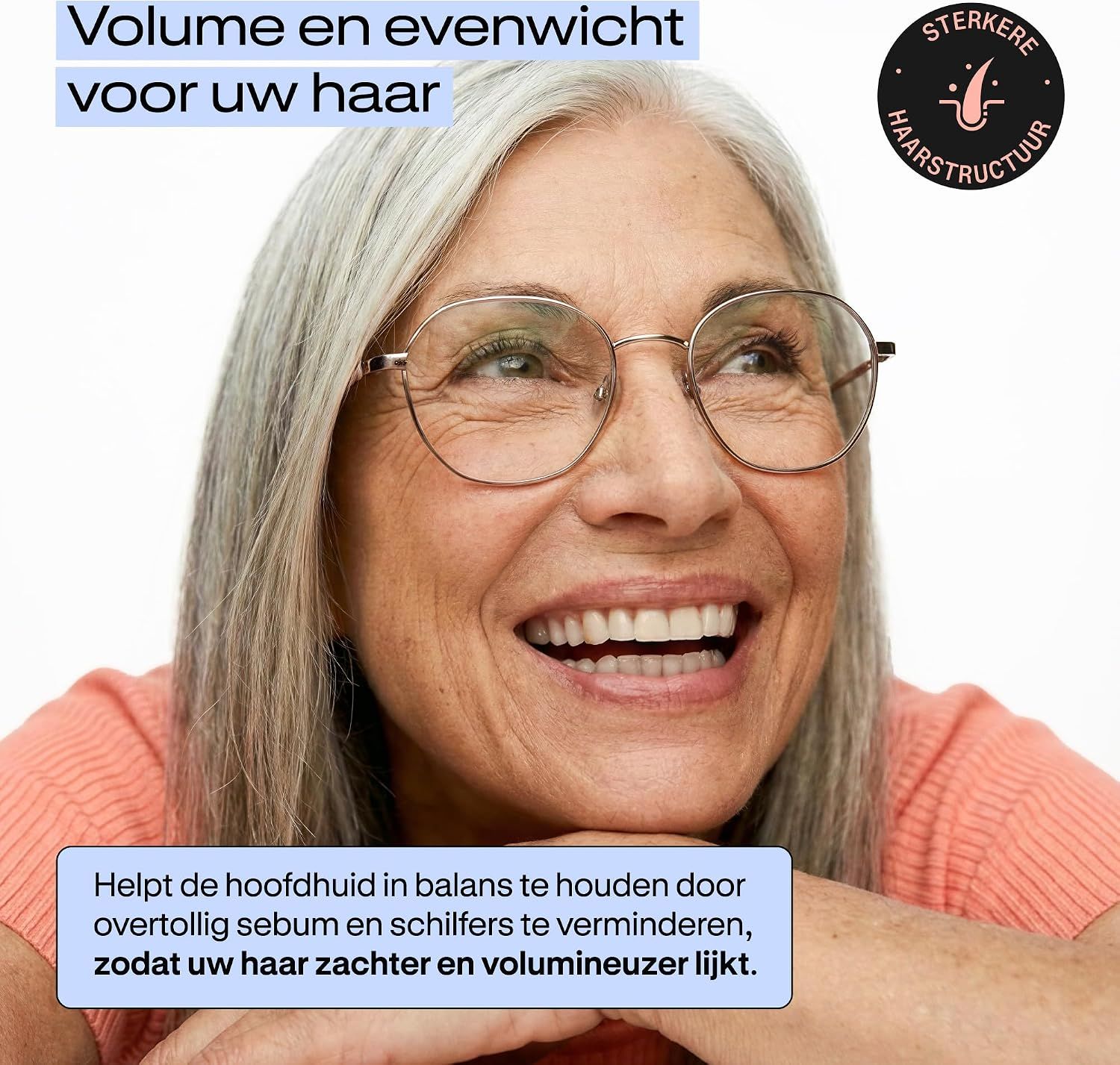 Lachende vrouw met bril en grijs haar.