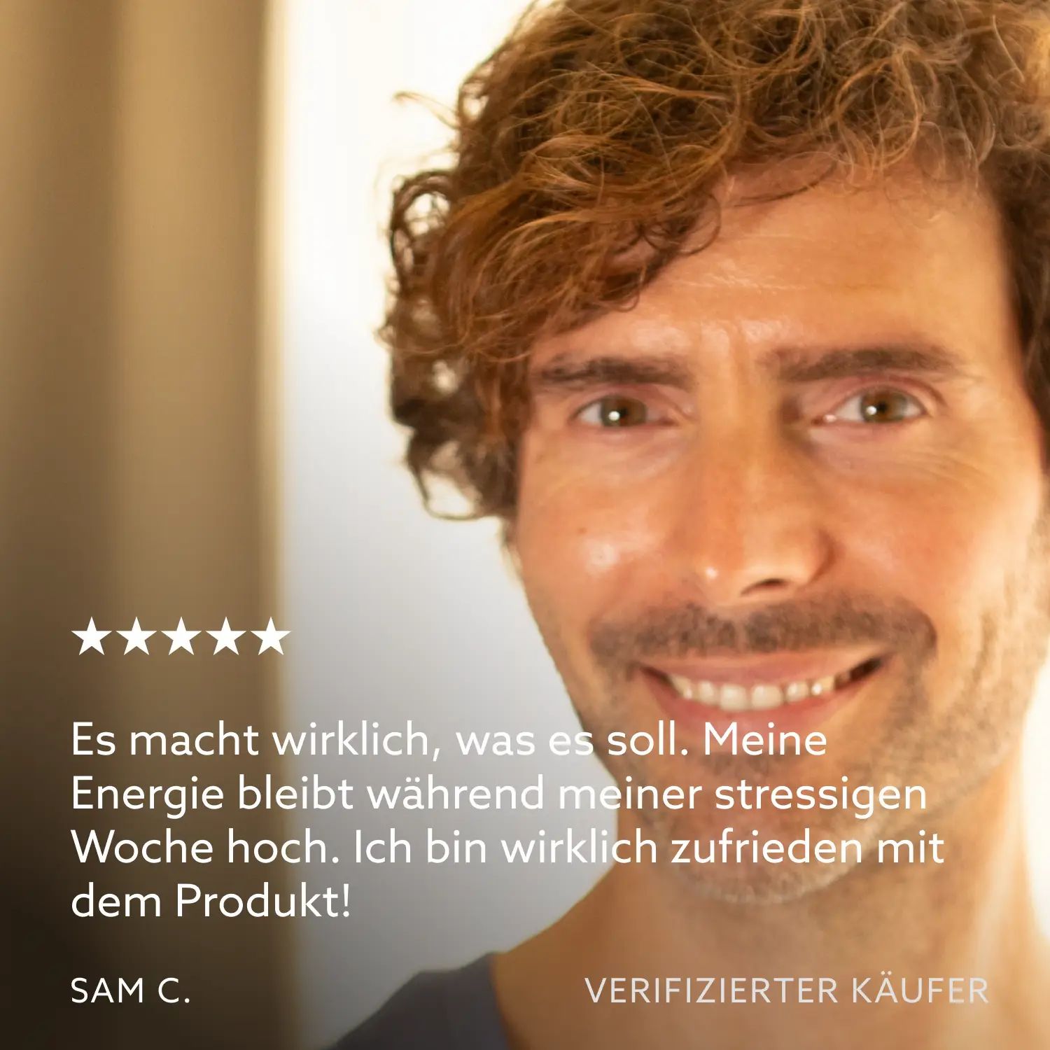 Man lacht. Tekst: Doet wat het moet doen. Energie blijft hoog. Sam C., geverifieerde koper. 5 sterren.