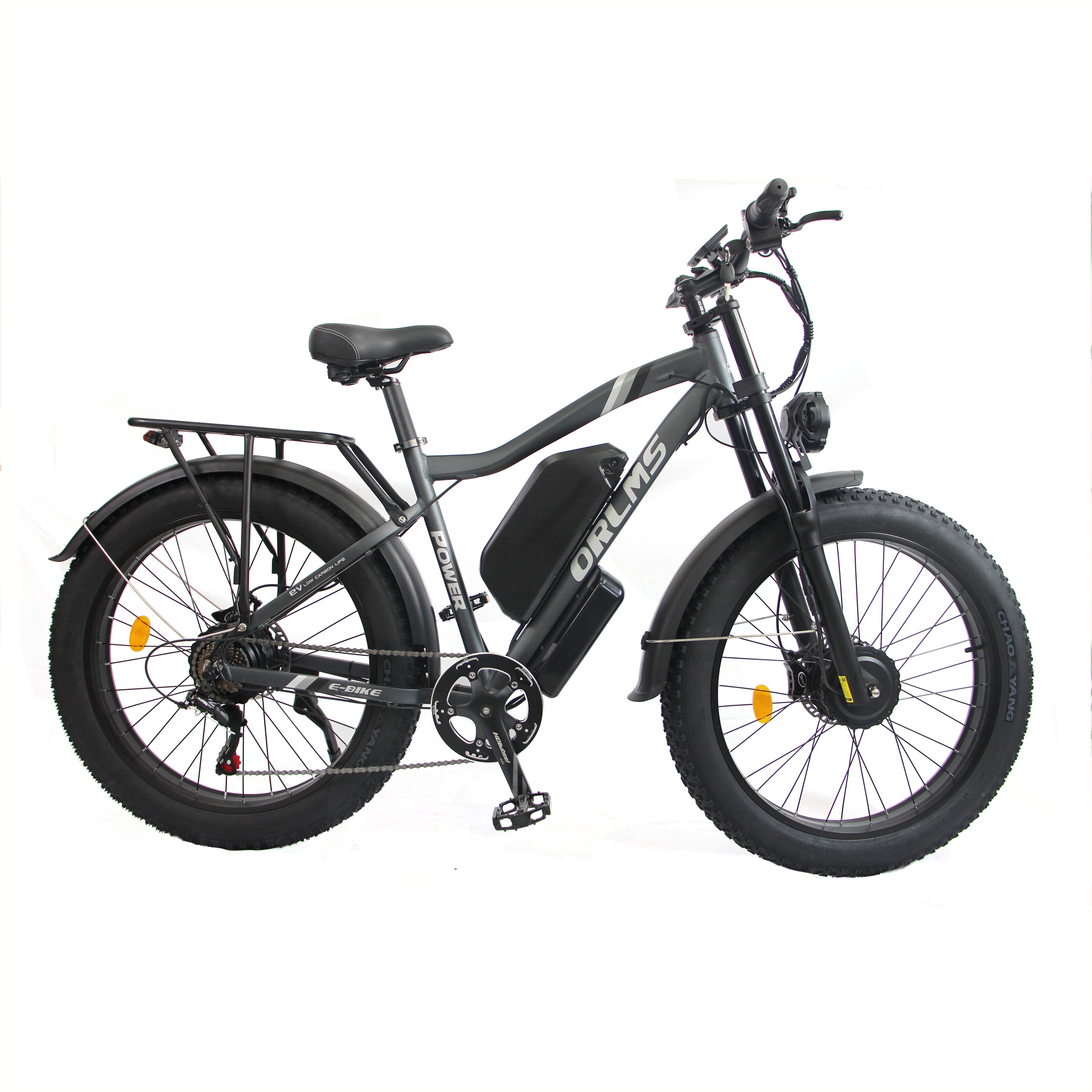 Grijze e-bike ORLMS MX500 met brede banden, bagagerek en koplamp. Accu op het frame.