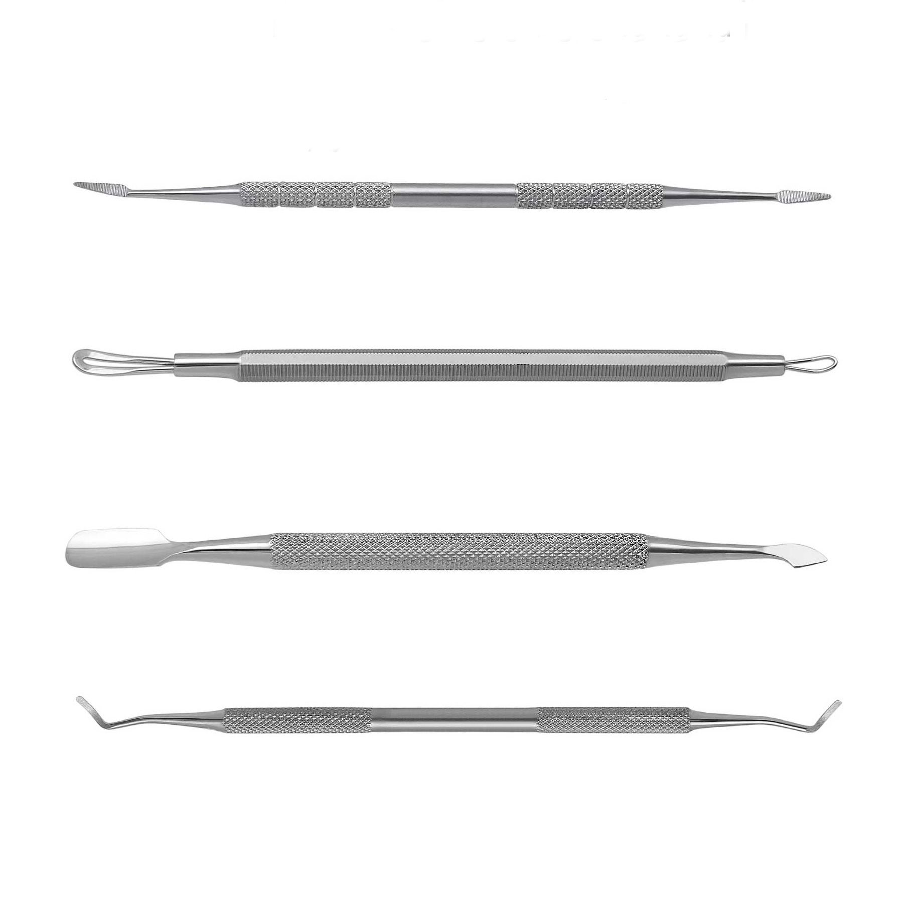 Vier metalen nagelreinigingsgereedschappen. Verschillende vormen: puntig, met lus, spatelvormig en gebogen. Handvatten met karteling.