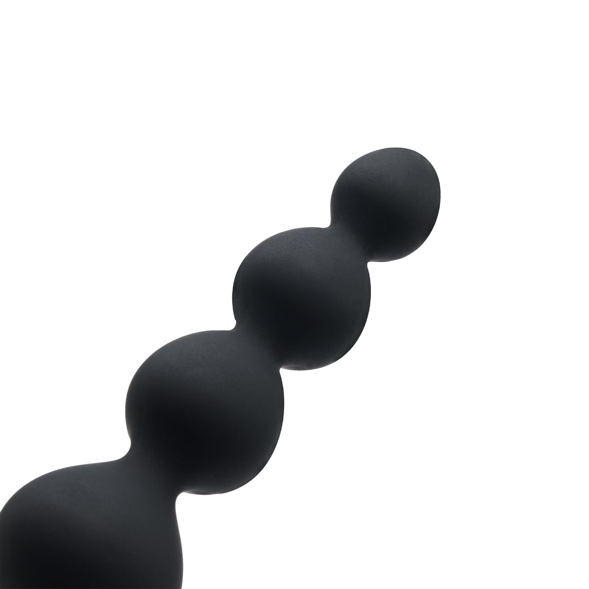 Close-up van de zwarte vibrerende anale ketting. Meerdere ballen van verschillende grootte.