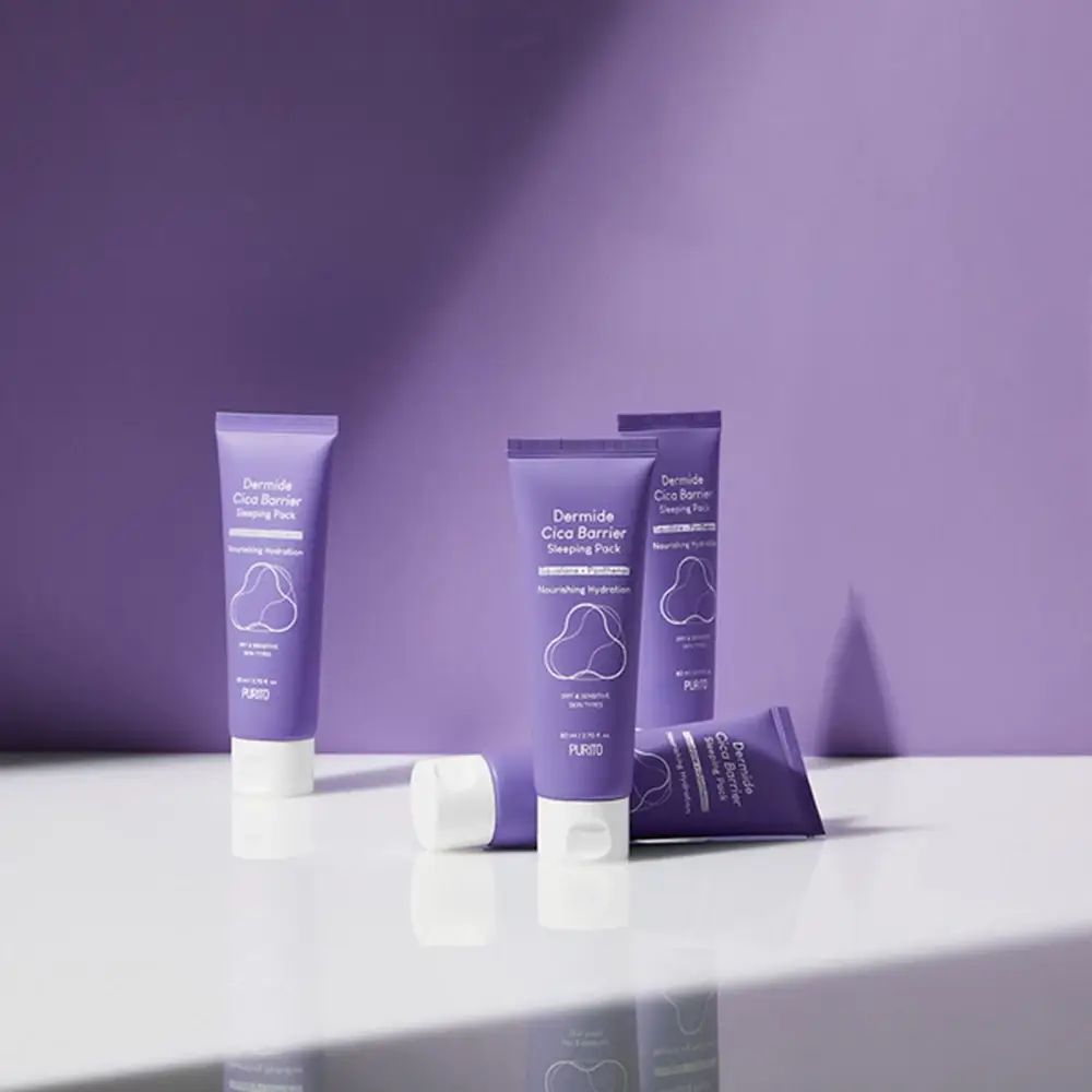 Plusieurs tubes violets. Texte: Dermide Cica Barrier Sleeping Pack. Inscription: Nourishing Hydration.