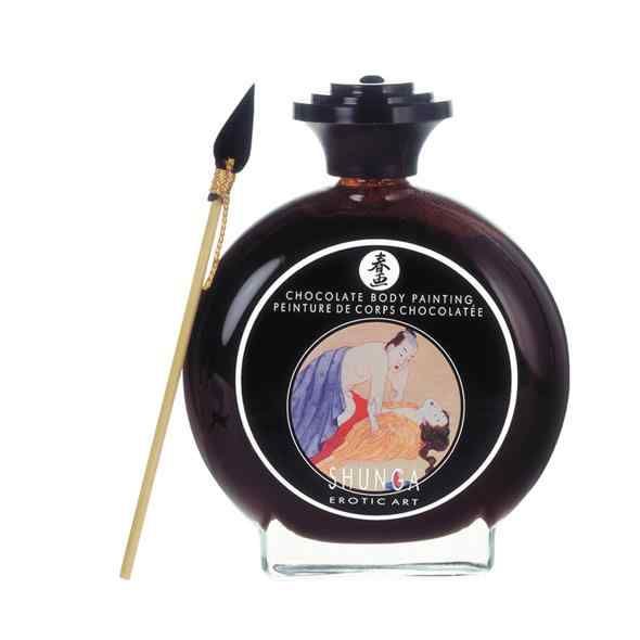 Bouteille noire de peinture corporelle au chocolat avec un pinceau. L'étiquette montre un couple dans une pose intime.