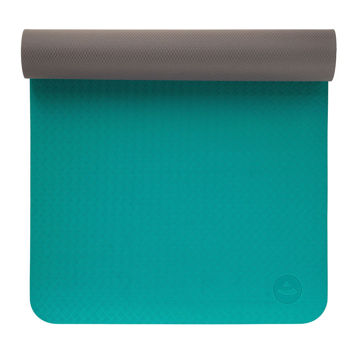 Turquoise yogamat gedeeltelijk opgerold. Grijze, gestructureerde zone bovenaan. Afgeronde hoeken.