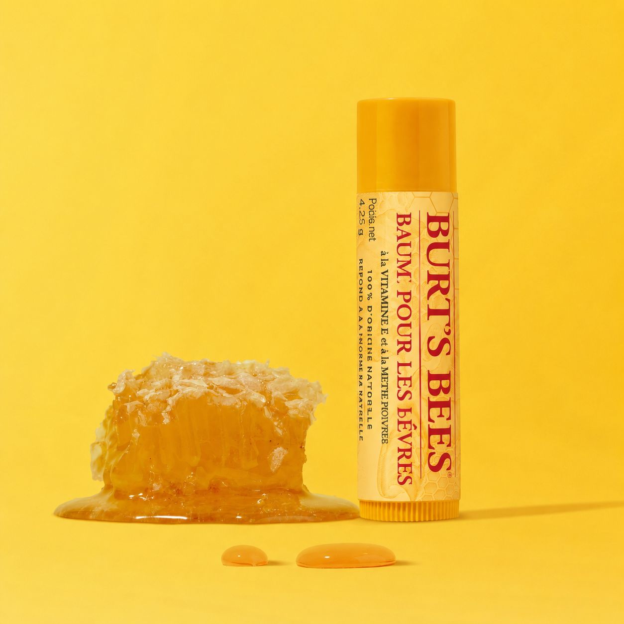 Baume à lèvres Burt's Bees avec rayon de miel et miel. Tube jaune avec inscription rouge.