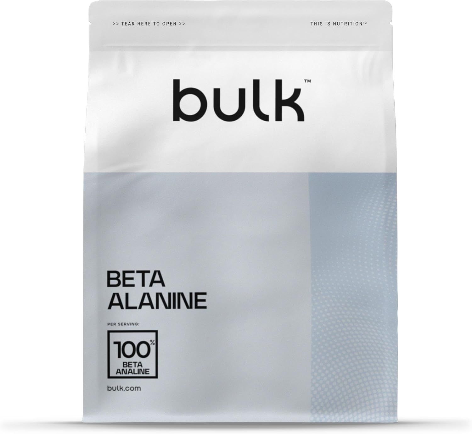 Sachet blanc avec logo "bulk" et texte "Beta Alanine". Contient 100% de bêta-alanine. Inscription : "THIS IS NUTRITION".