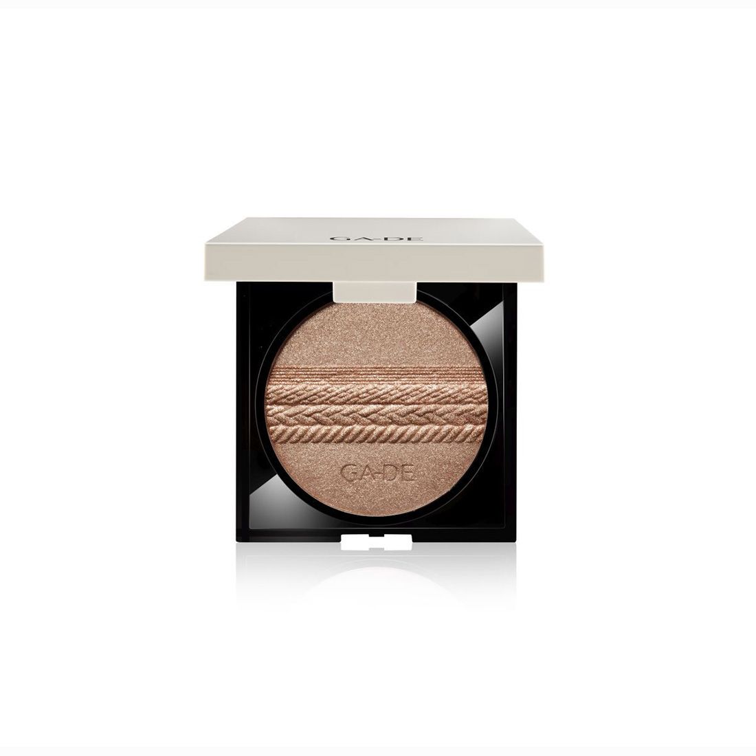 Ga-De Velveteen Highlighting Powder. Ronde, geperste textuur in zwarte compactpoeder met licht deksel. Merk zichtbaar.