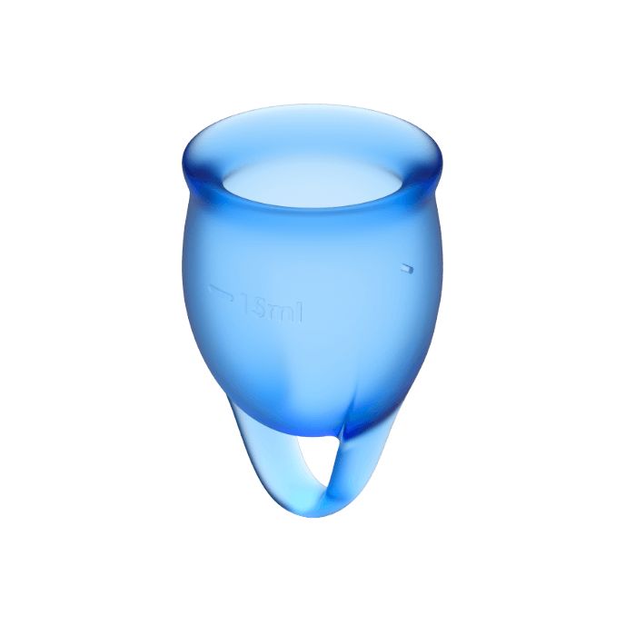 Een blauwe menstruatiecup met markering voor 15ml.
