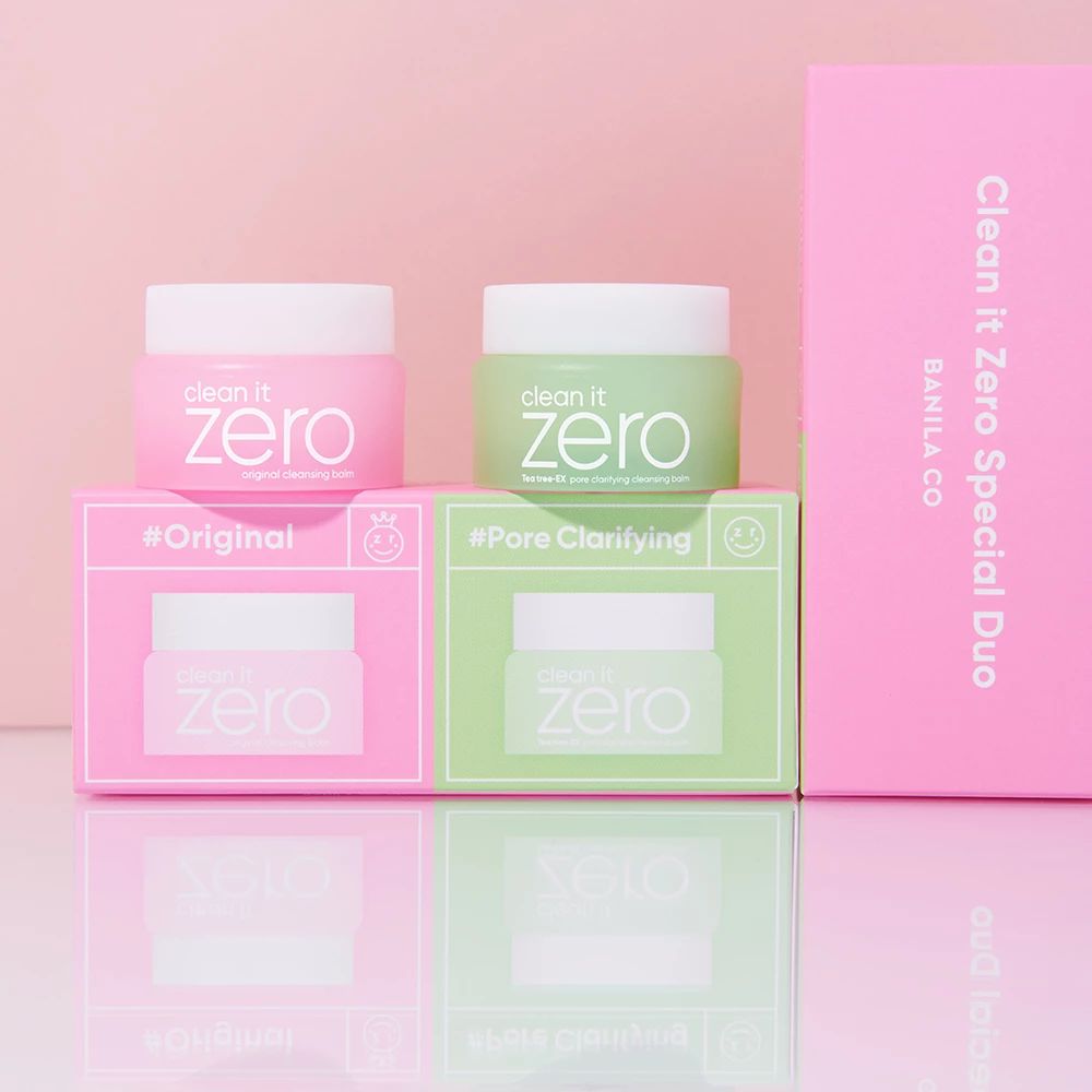 Twee potjes met witte deksels, roze en groen. Opschrift "clean it zero". Daaronder "#Original" en "#Pore Clarifying". Roze verpakking.