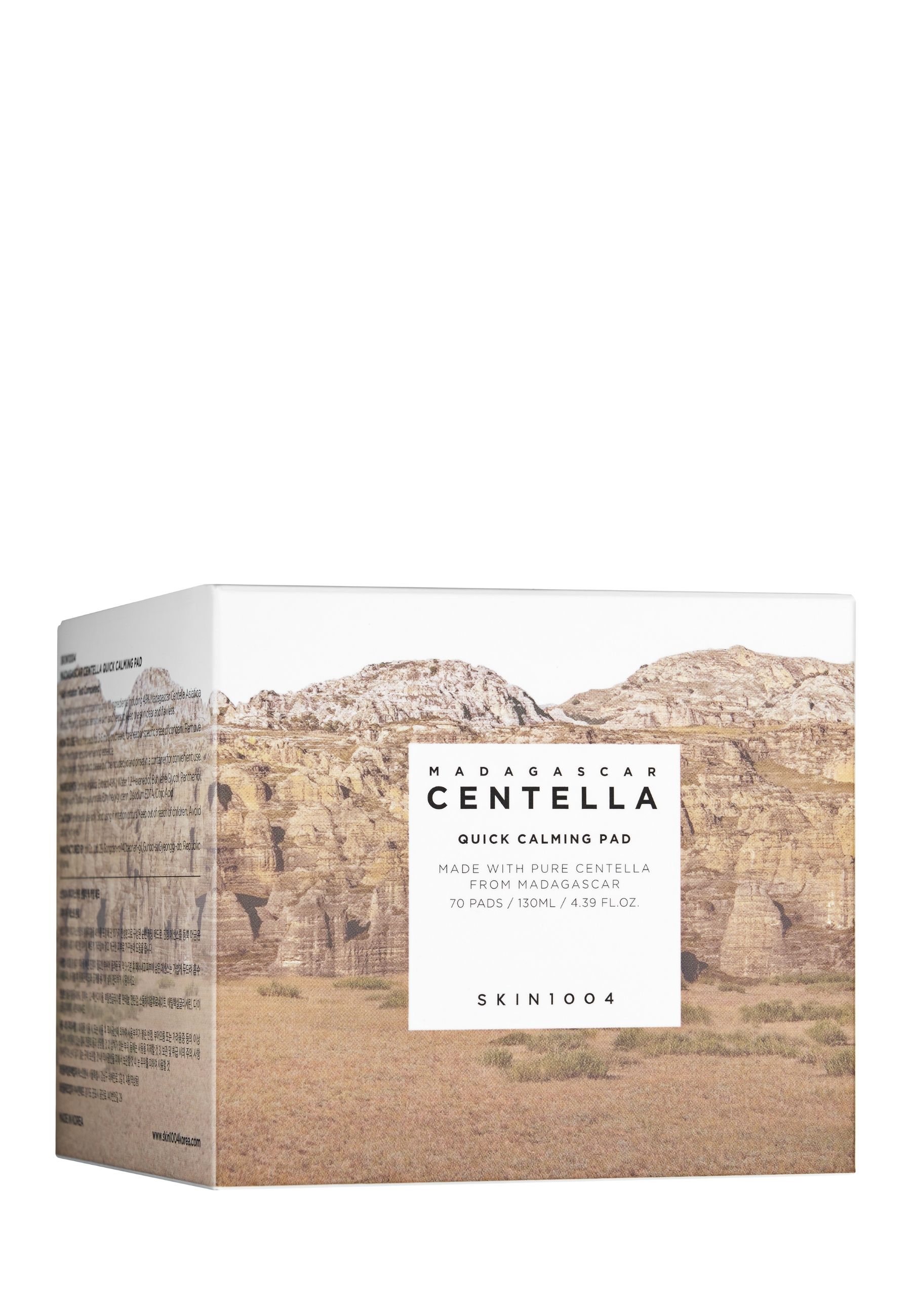 Kartonnen verpakking met tekst: MADAGASCAR CENTELLA, QUICK CALMING PAD, SKIN1004. Landschapsprint.