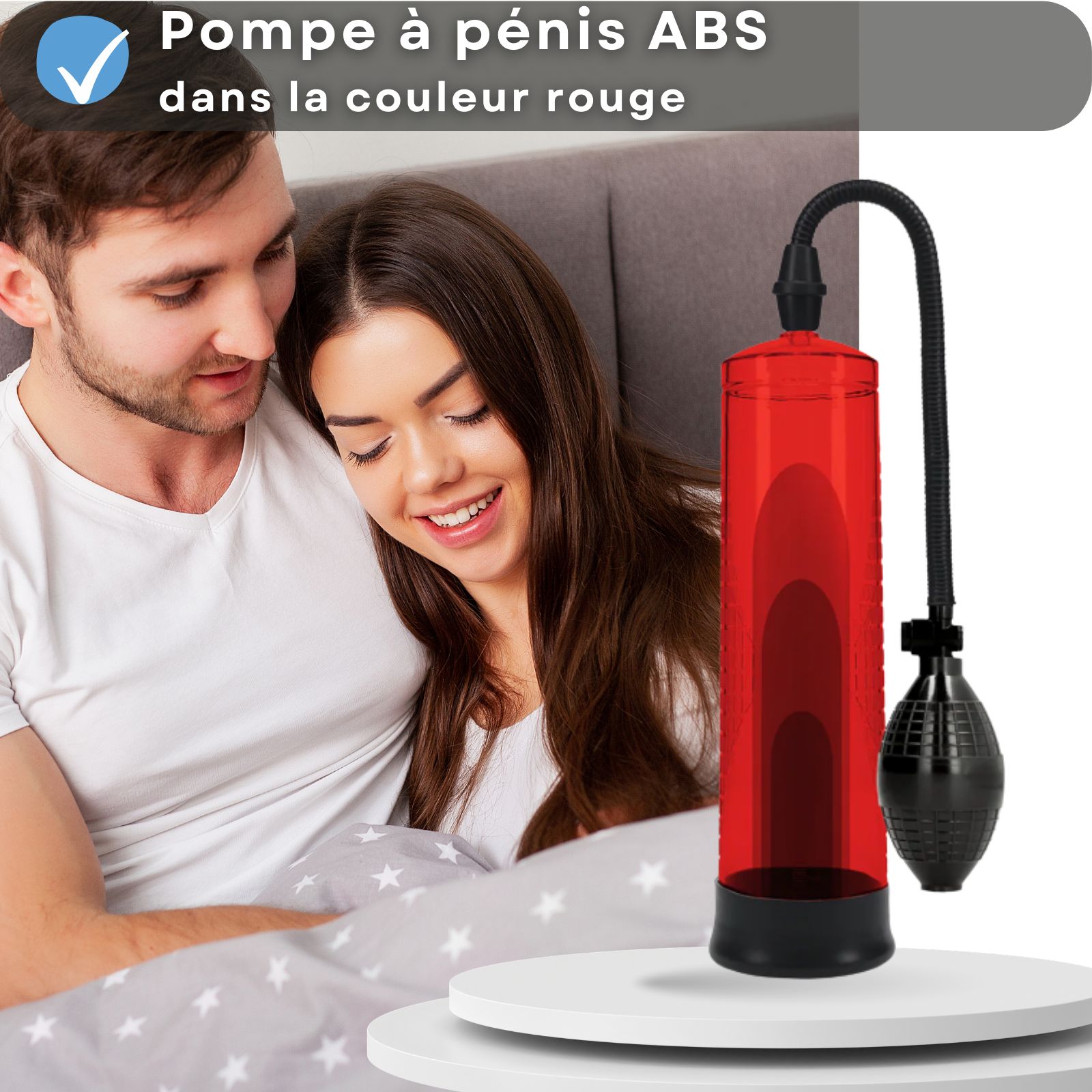 Pompe à pénis rouge avec poire. Couple au lit. Texte: Pompe à pénis en ABS, de couleur rouge.