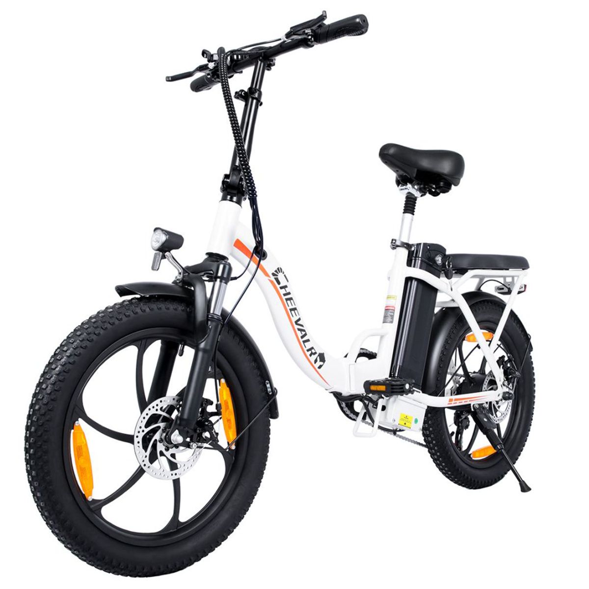 Vélo électrique blanc avec pneus noirs. Visible : phare, marque CHEEVALRY, freins à disque.