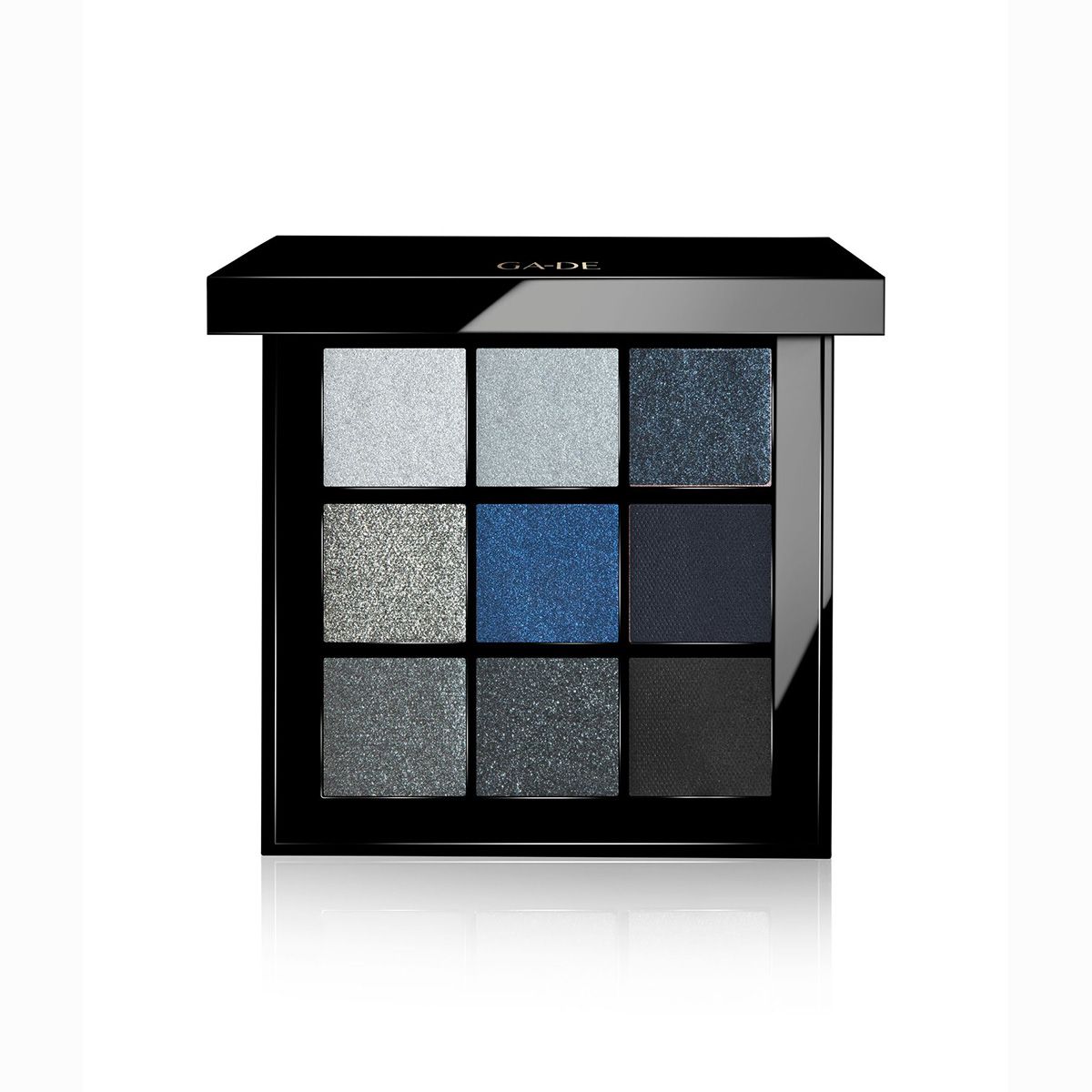 Palette de fards à paupières Ga-De Velveteen. Palette carrée noire avec neuf teintes bleues et grises. Marque en haut.