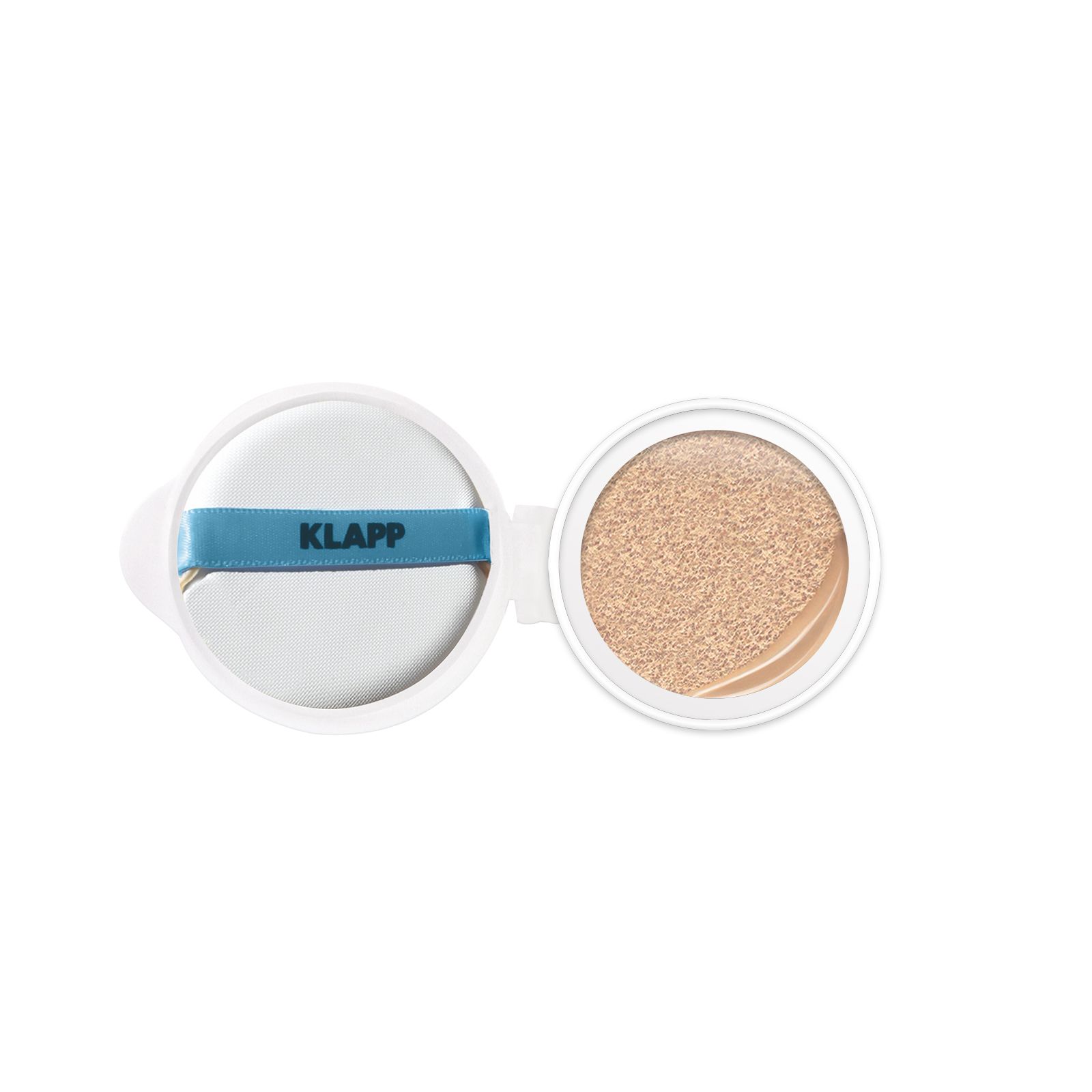 Open witte cosmeticaverpakking met spons en getint product. De spons heeft een blauwe band met de tekst KLAPP.