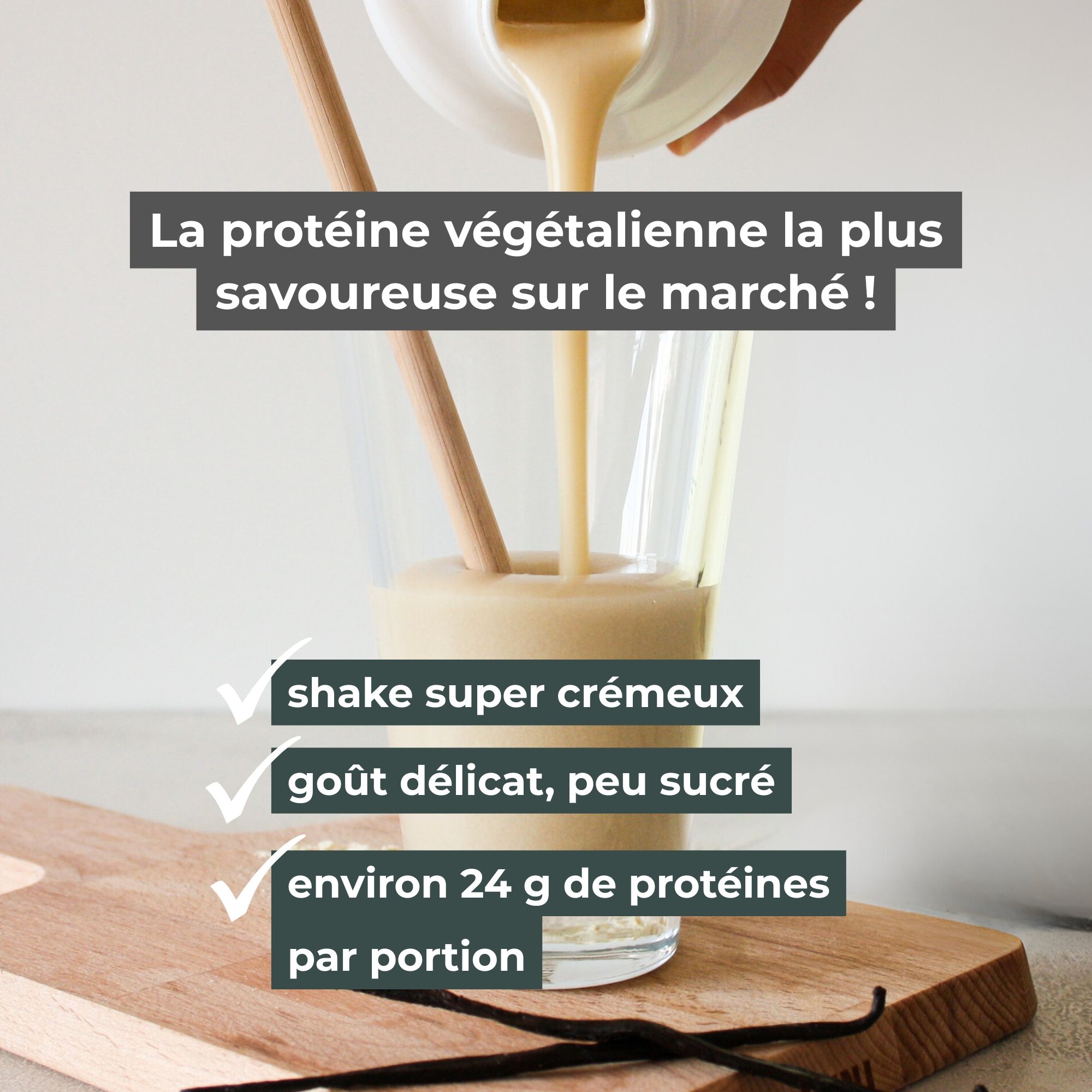 Un verre se remplit d'un shake protéiné végétalien crémeux. Gousses de vanille sur une planche en bois.