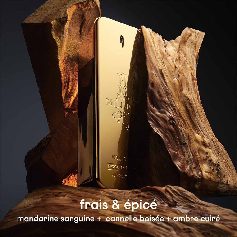 Flacon doré Paco Rabanne 1 Million, placé entre des morceaux de bois. Inscription: 1 Million.