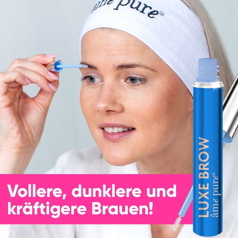 Vrouw met hoofdband brengt wenkbrauwserum aan. Flacon Luxe Brow.