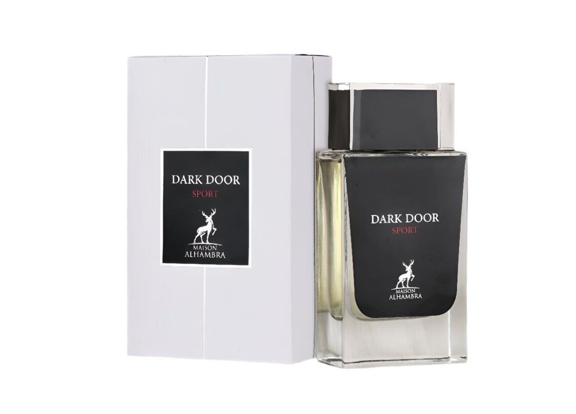 Dark Door SPORT Eau de Parfum met verpakking. Rechthoekige glazen fles met zwart etiket en zilveren hertmotief.