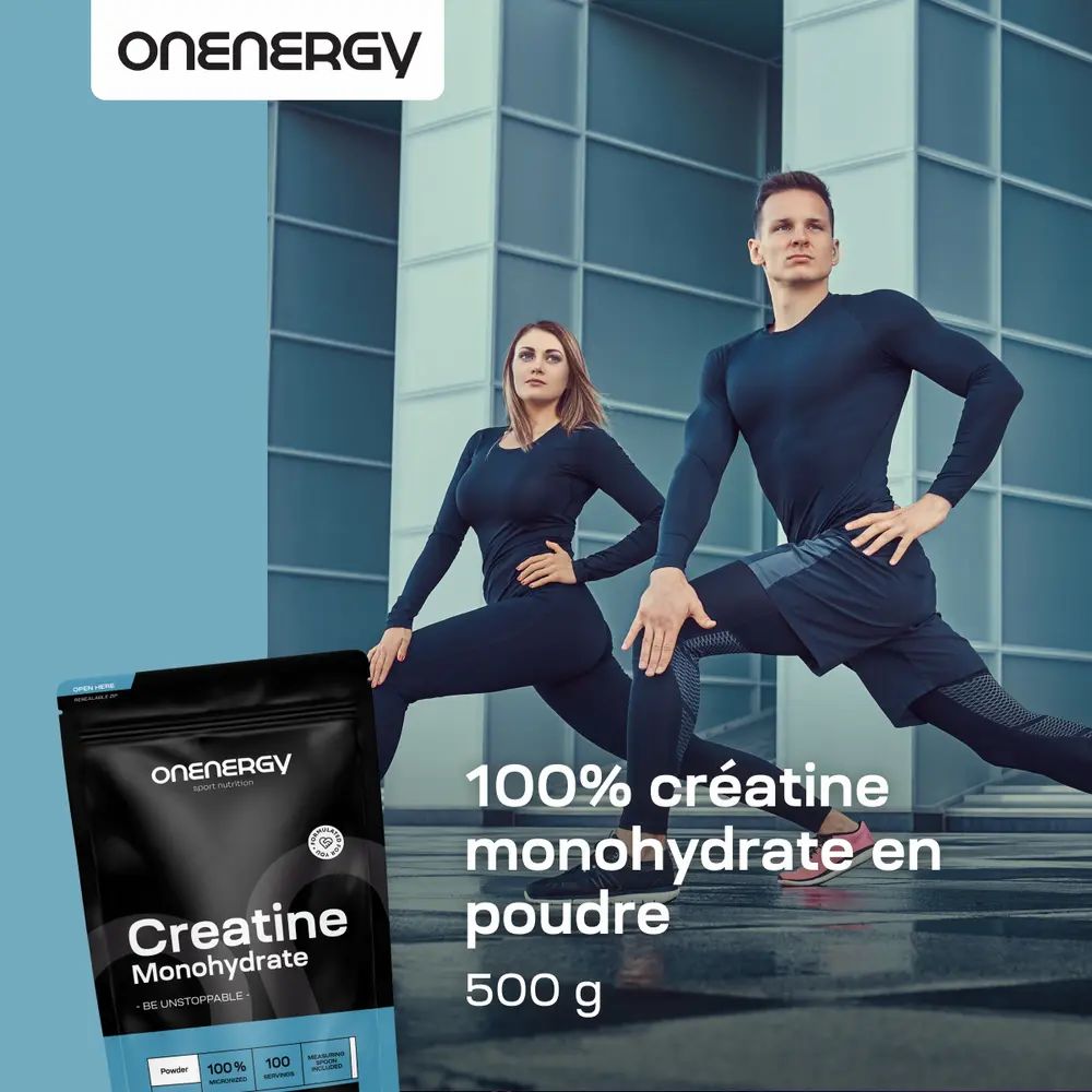 Deux personnes s'entraînent en extérieur. Sachet OnEnergy Créatine Monohydrate. Texte: 100% créatine monohydrate en poudre, 500 g.