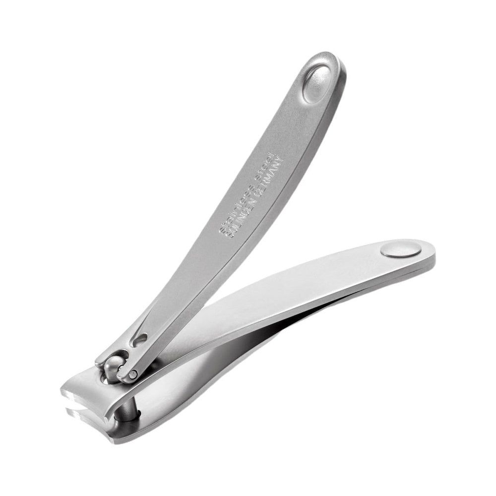 Coupe-ongles en acier inoxydable. Sur fond blanc.
