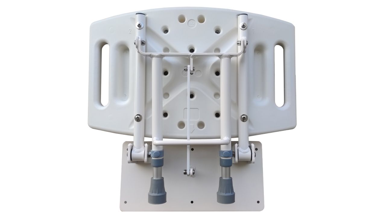 Achterkant van douchestoel met poten. Witte zitting, metalen frame, wandbevestiging. In hoogte verstelbare poten.