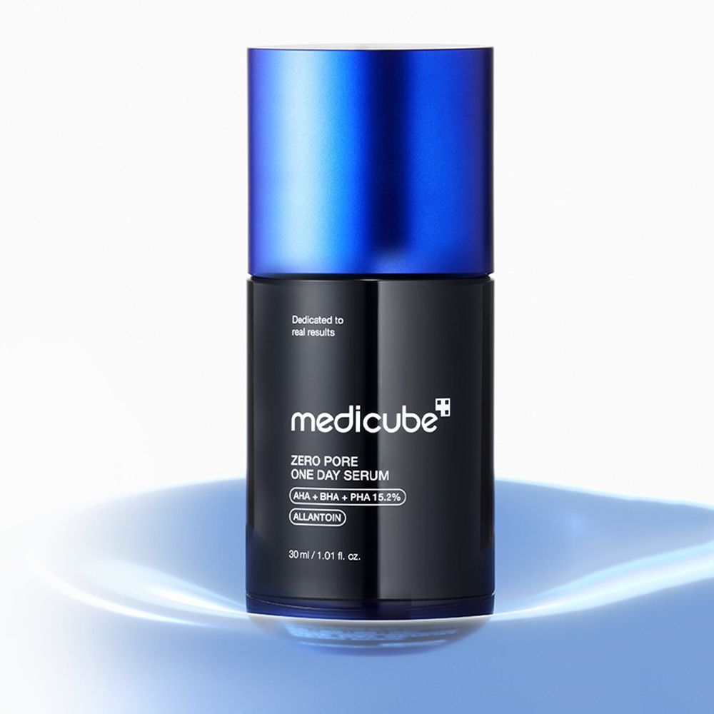 Productfles MEDICUBE Zero Pore One Day Serum. Zwarte fles, blauwe dop. Bevat AHA, BHA, PHA en allantoïne.