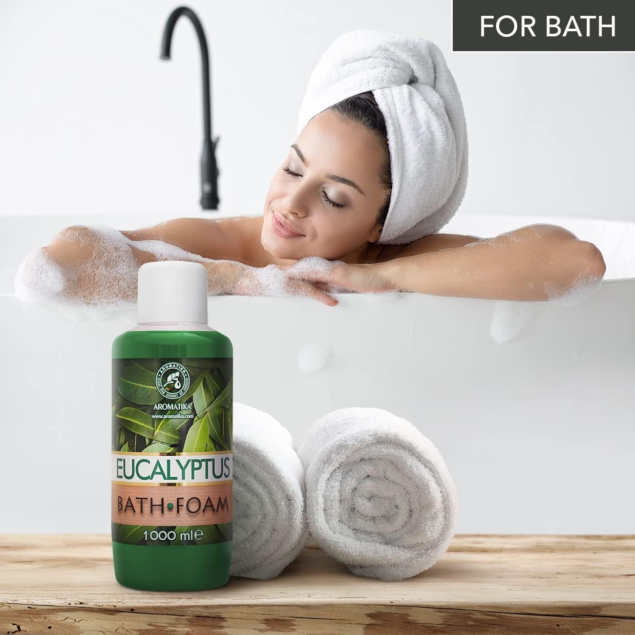 Vrouw ontspant in bad met AROMATIKA Badschuim Eucalyptus 1000 ml.