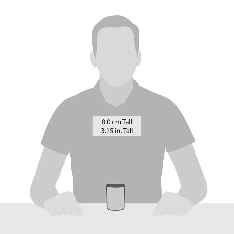 Bougie grise, 8,0 cm de haut, devant une personne. Inscription: 8.0 cm Tall, 3.15 in. Tall.