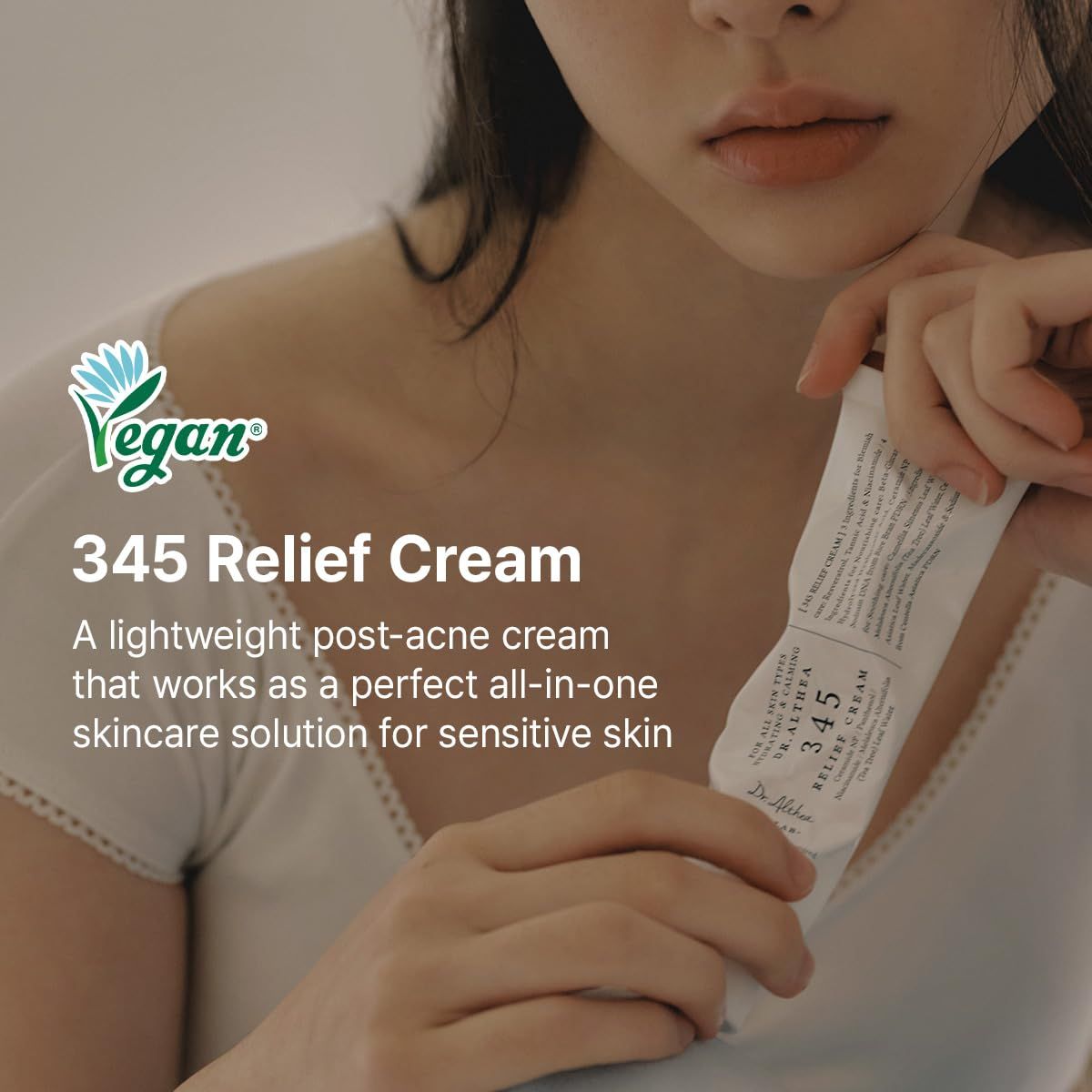 Personne tenant un tube de Dr. Althea 345 Relief Cream. Texte: Crème légère post-acnéique, solution de soin tout-en-un.