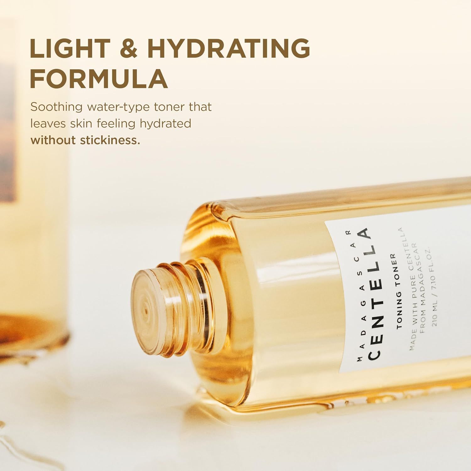 Close-up van een fles SKIN1004 Centella Toning Toner. Tekst over de formule en ingrediënten.