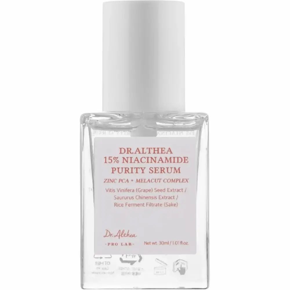 Sérum clair dans un flacon carré en verre avec un bouchon blanc. L'étiquette indique "Dr. Althea 15% Niacinamide Purity Serum".