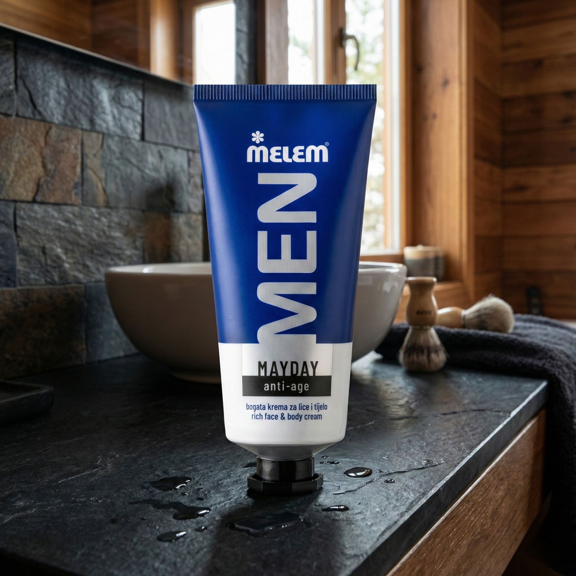 Tube bleu avec texte blanc. Inscription: Melem Men, MAYDAY anti-âge. Posé sur fond noir.