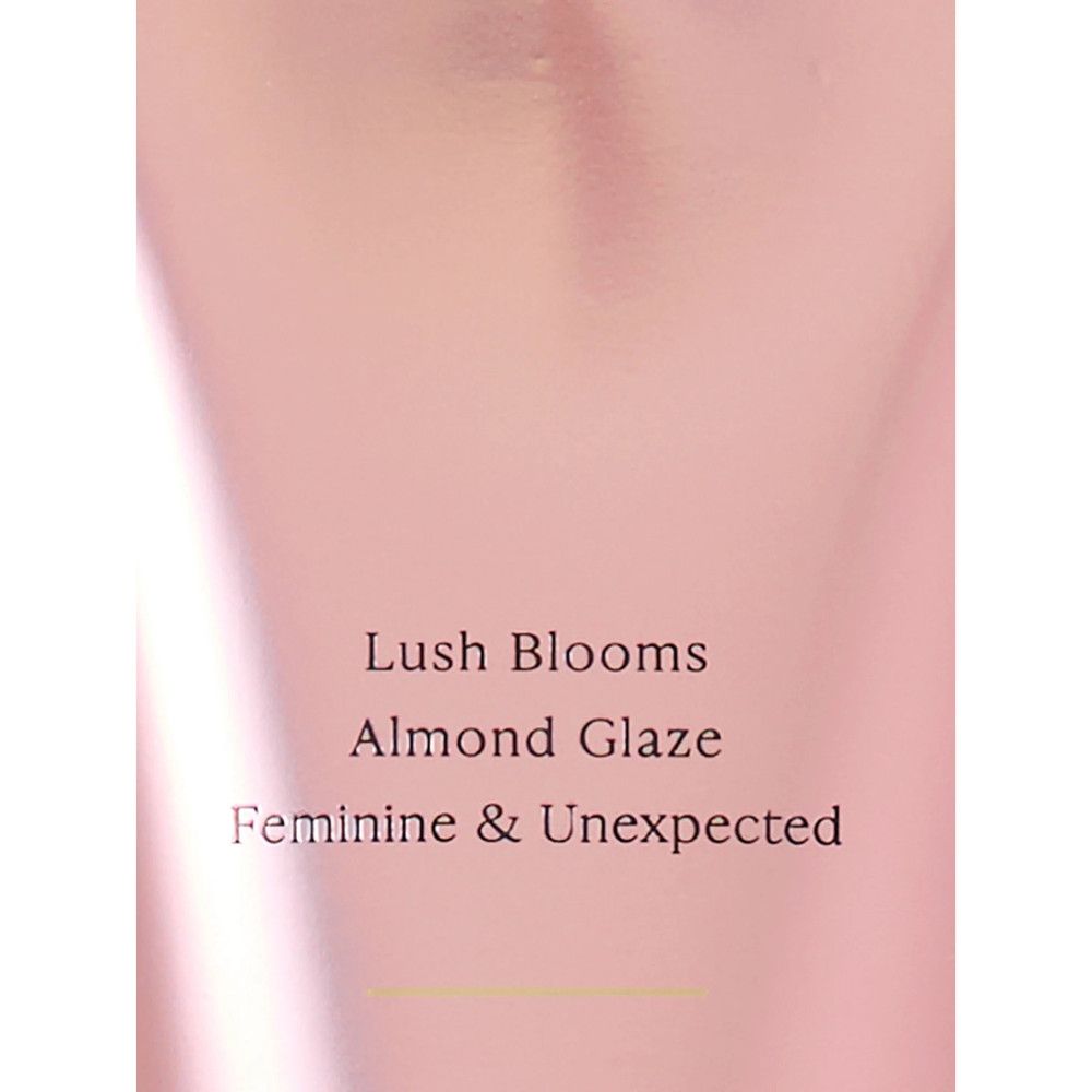 Lotion pour le corps Victoria's Secret : parfum "Velvet Petals". Tube rose avec bouchon doré.