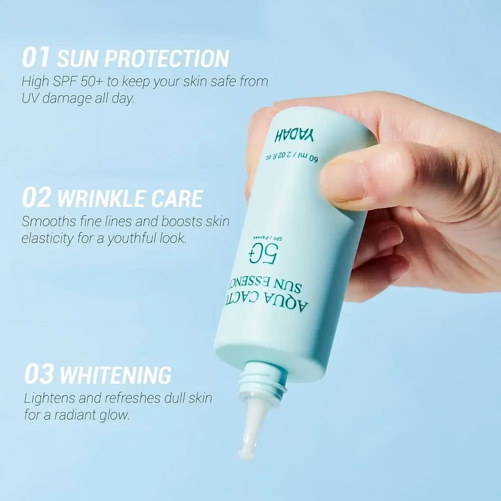 Lichtgroene fles met witte applicator. Opschrift: Aqua Cactus Sun Essence 50. Tekst: 01 Sun Protection, 02 Wrinkle Care, 03 Whitening.